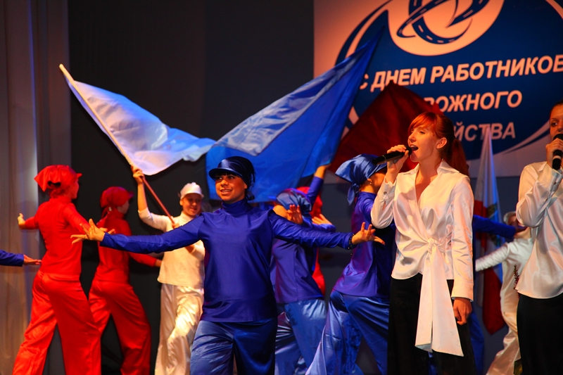 Костюмы танцовщиц символизируют флаг России