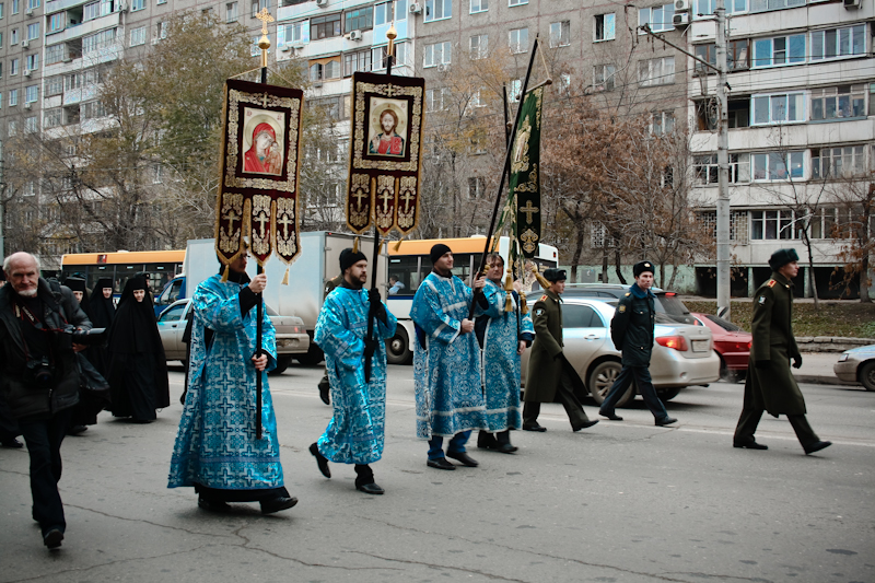 Верующие прошлись от Казанского храма до Свято-Троицкого собора на Музейной площади