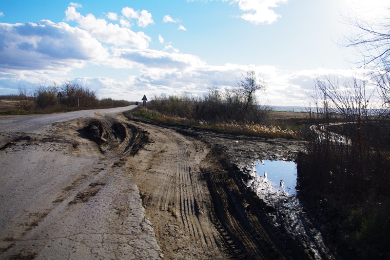 Дорогу к Сабуровке, разбитую грузовиками, которые возят стройматериалы для строительства нового аэропорта, должны восстанавливать за счет областного бюджета. 