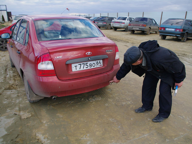 «Мы не можем проехать. У меня новая машина, я повредил бампер. Кто мне будет платить за ремонт? - заявил один из жителей Анатолий Юрков.