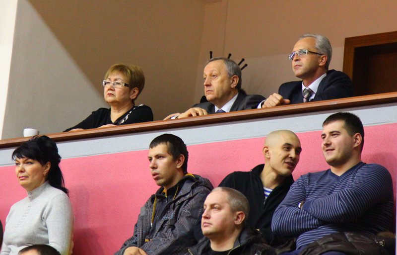 Губернатор Владимир Радаев и министр молодежной политики, спорта и туризма Саратовской области Наиля Бриленок наблюдают за игрой