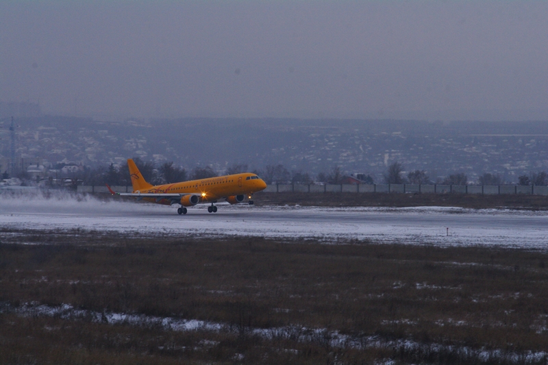 В Саратов прилетел новый самолет Саратовских авиалиний - Embraer-195