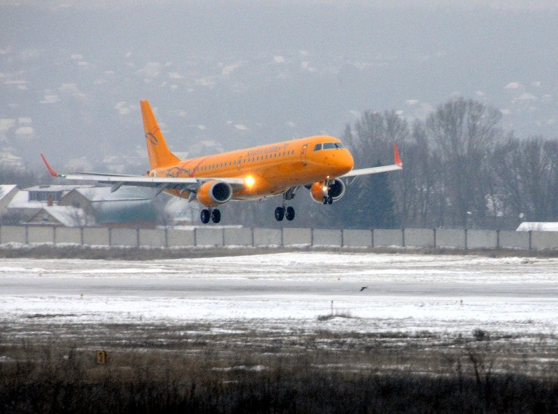Утром 12 декабря в небе над Саратовом появился веселый оранжевый самолет, зашел на посадку и приземлился на полосу аэропорта Саратов-Центральный