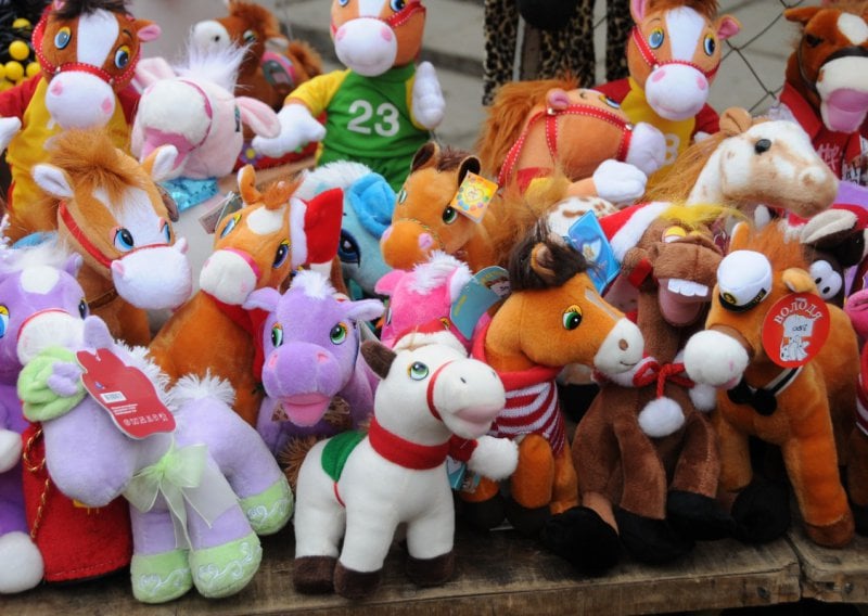 А ближе к «Детскому миру» торгуют мягкими игрушками. Коробки доверху наполнены плюшевыми лошадками