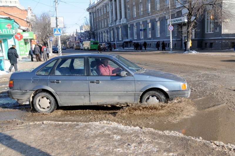 Результат – отсутствие воды в домах многих саратовцев, водяные потоки на дорогах, вмерзшие в лед машины.