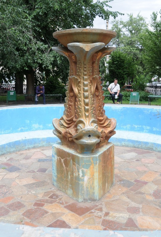 Впрочем, неработающих фонтанов хватает и в центре города. В сквере, где стоит памятник Первой учительнице, есть и фонтан, украшенный рыбами, напоминающими стерлядок. Он не работает уже несколько лет