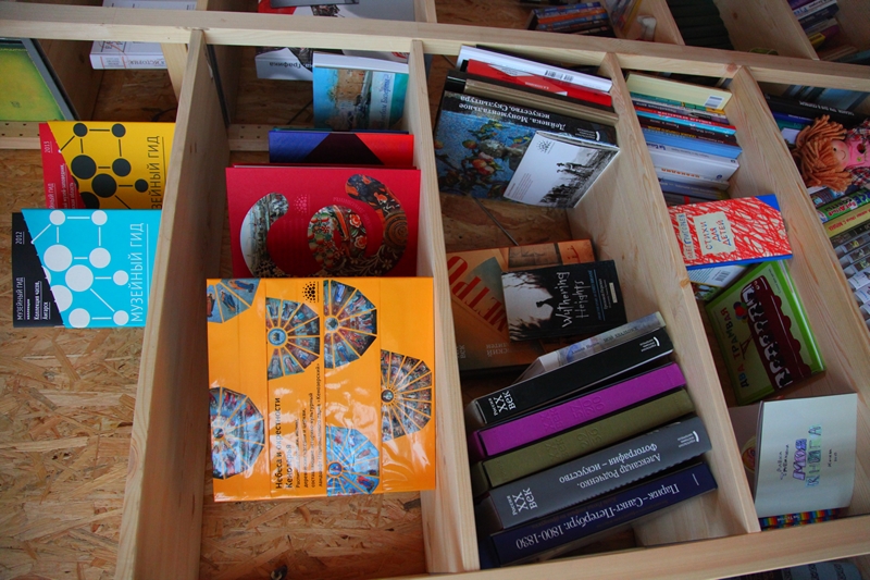 Все книги в культурном центре были переданы в дар добровольцами