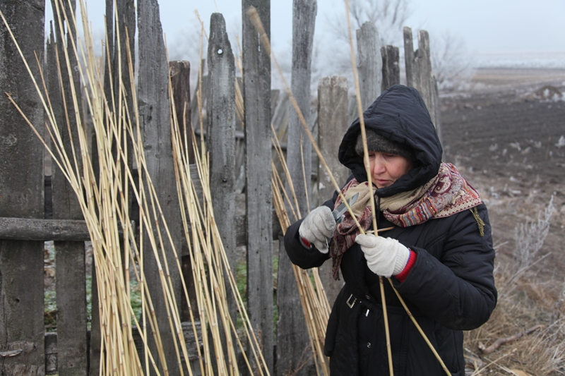 Местная жительница готовит прутья для будущих занавесок в «Новый дом»