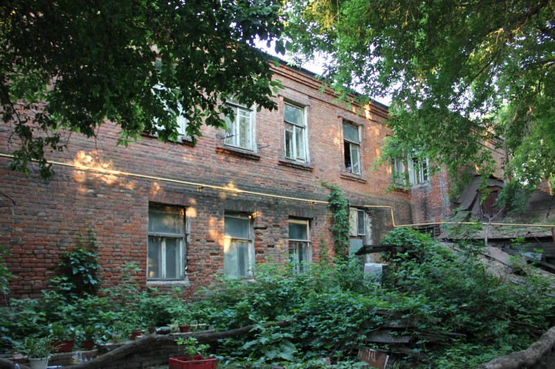 Во дворе дома Иванова
