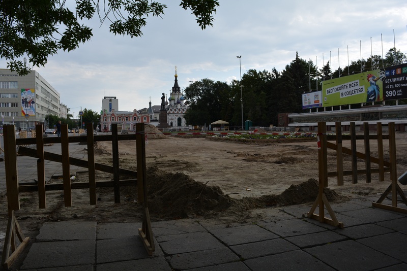 Первой убрали старую плитку с площади Чернышевского