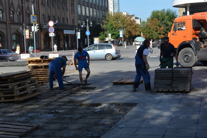 Выяснилось, что часть снятой плитки уложили на Театральной площади, улице Соколовой и других местах