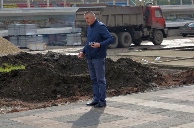 ...как и вице-губернатор Игорь Пивоваров - частый гость на пешеходной зоне во время ее реконструкции