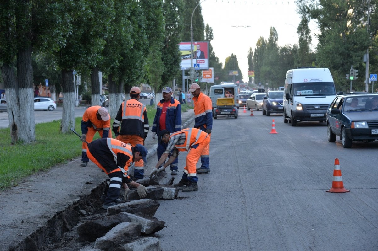 Радаев покритиковал саратовские дороги, рекламные щиты и дырявый водопровод