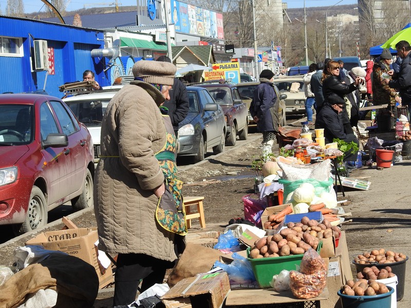 Базар работает. Рынок района. Рынок на заводской. Люди на рынке Россия. Базар на шарике Саратов.