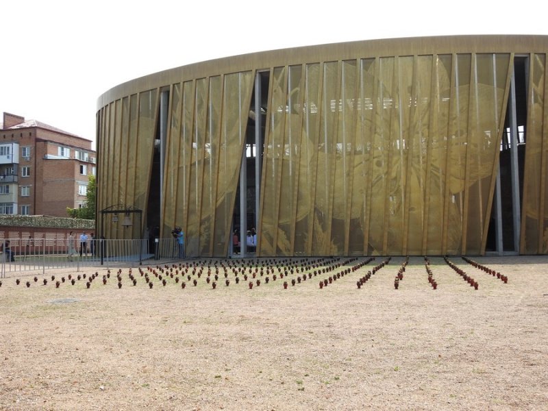 Защитный павильон, выстроенный вокруг спортзала бесланской школы
