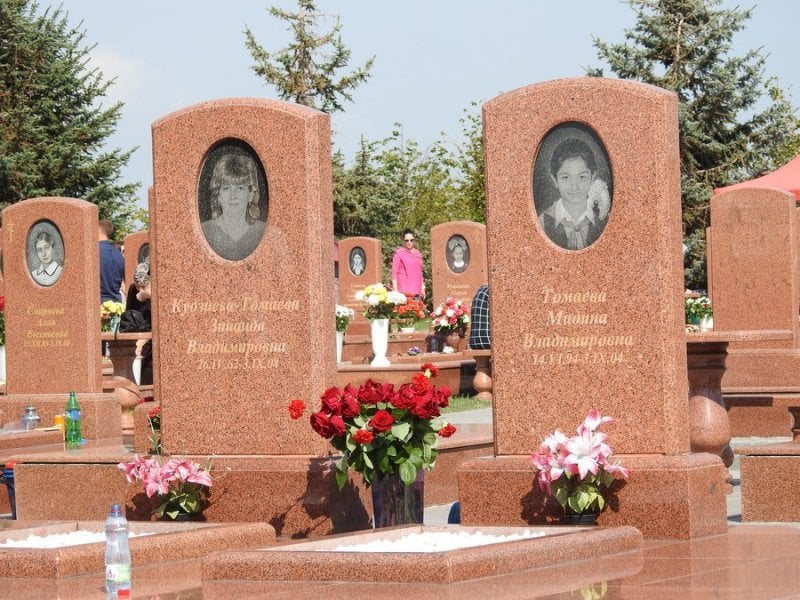 Однотипные мемориалы для трехсот погибших во время захвата заложников