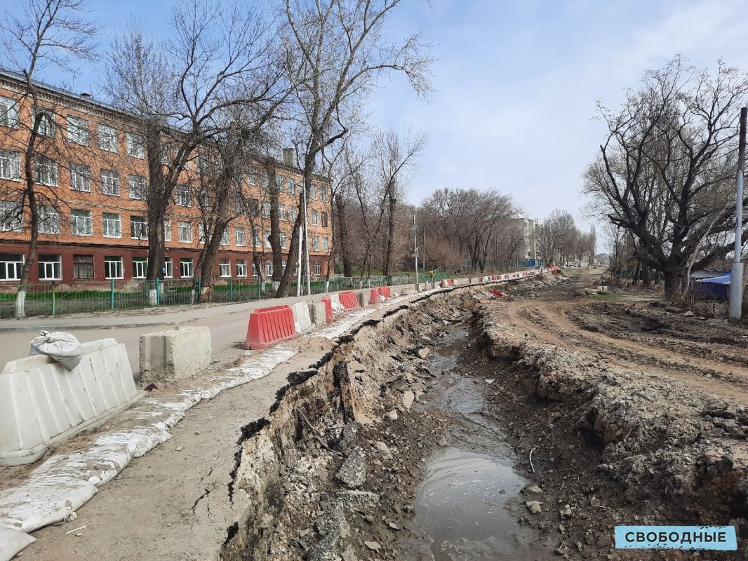 На Огородной вдоль траншеи из-под трамвайных путей начала разрушаться  реконструированная по нацпроекту дорога