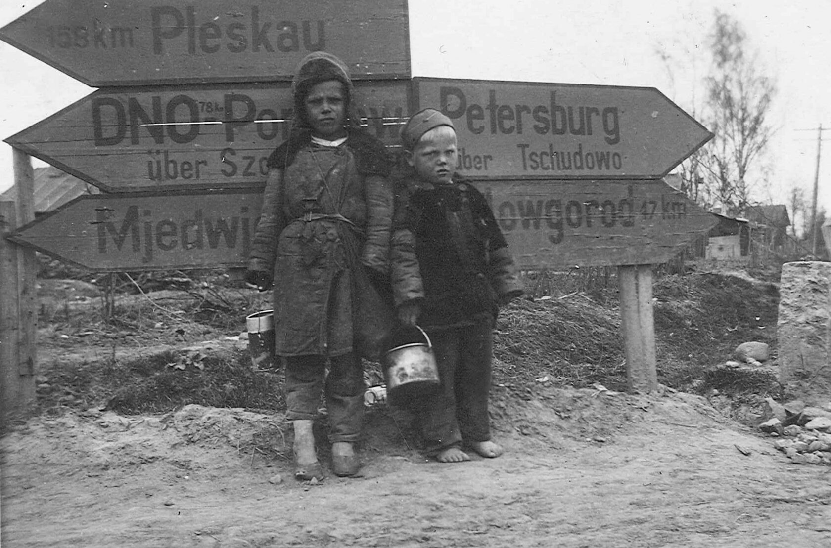 Дети 1944 года. Немцы на оккупированных территориях. Дети на оккупированной территории. Немецкие оккупанты в деревне.